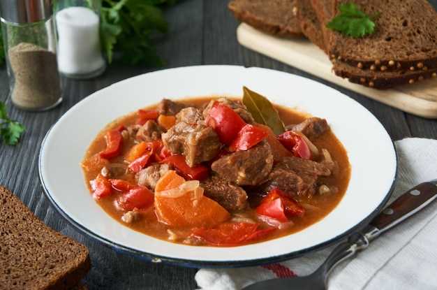 Паста с курицей, абрикосами, маскарпоне и кедровыми орешками