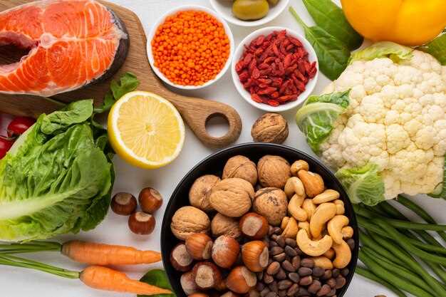 В каких еще продуктах содержится витамин Вundefined9</sub>?»></p><p>Жизненно важные продукты, богатые этим витамином, включают:</p><ul><li>говядину, баранину и свинину;</li><li>печень животных;</li><li>куриное мясо и яйца;</li><li>сыр, творог и свежее молоко;</li><li>тунец и лосось;</li><li>бобовые (горох, фасоль, чечевица);</li><li>зеленые листовые овощи (шпинат, брокколи, листовой салат);</li><li>плоды цитрусовых (апельсины, грейпфруты);</li><li>орехи и семена (грецкие орехи, семена подсолнечника);</li><li>цельнозерновые продукты (овсянка, гречка).</li></ul><p>Разумеется, есть эти продукты сырыми не рекомендуется. Но их приготовление должно проходить с минимальной термической обработкой. Если вы готовите блюда из продуктов, богатых витамином В<sub>9</sub>, избегайте длительного кипения без крышки. Также стоит помнить, что витамин В<sub>9</sub> лучше усваивается в сочетании с витаминами группы B и витамином C, поэтому добавление овощей и фруктов в блюда, содержащие эти продукты, значительно повысит его пользу.</p><h2>Может ли наступить переизбыток фолиевой кислоты?</h2><p>Случаи гипервитаминоза редки, и они не возникают от чрезмерного употребления зелени. Вегетарианцы обычно не сталкиваются с такими проблемами. Однако избыток витамина В<sub>9</sub> может возникнуть при приеме витаминных комплексов с высоким содержанием этого элемента. У детей симптомы отравления фолатами могут проявляться в виде расстройств пищеварения и нарушенного сна.</p><h2>Рекомендации по правильному питанию</h2><p><img decoding=