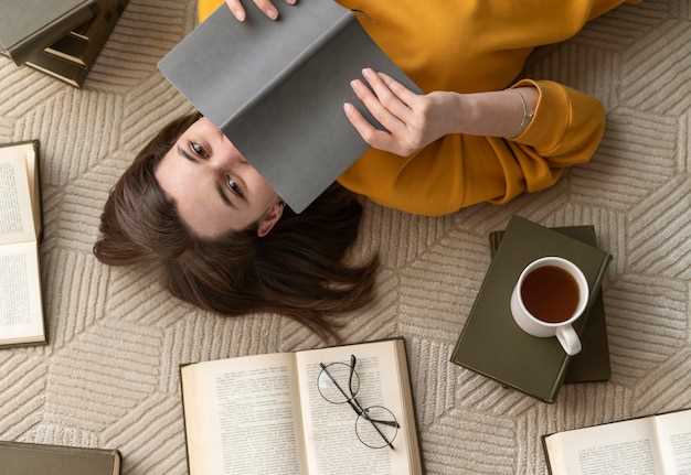 Чтение можно начинать уже с первого дня жизни новорожденного. Если вы читали ему во время беременности, продолжайте делиться теми же стихами и сказками после рождения. Это создаст ощущение связи с привычным миром. Когда малыш начнет держать головку и фокусировать взгляд, можно положить его на животик (но не на спину!) и показывать книги с крупными, яркими иллюстрациями, читая короткие стишки и простые сказки. Если он начинает отворачиваться через несколько минут, не думайте, что ему неинтересно; просто малыши не могут долго концентрироваться. Читайте столько, сколько ему интересно (или чуть меньше). Выбирайте книги, где много картинок и минимум текста - идеально, если к каждой строчке будет изображение. Не забывайте объяснять материал и показывать, что лапти – это обувь, а в печке готовят еду, а воду берут из колодца. Если у вас есть более старшие дети, они могут поучаствовать в чтении, что послужит началом дружбы между ними. Но чтение не должно становиться обязательством: это должно быть удовольствием и знаком уважения к старшему ребенку. В первый год не стремитесь прочитать много; достаточно пары-тройки хороших сборников стихов и сказок, например, 