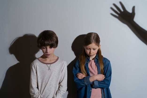 Чтобы игра приносила наибольшую пользу, важно создавать разнообразные ситуации. Командные игры развивают навыки сотрудничества, а индивидуальные – позволяют ребенку научиться действовать самостоятельно. Поощряйте детей исследовать окружающий мир через игру. Погружение в различные тематические сценарии, такие как «магазин», «кафе» или «космическое путешествие», развивает не только креативность, но и умение адаптироваться к новым условиям.