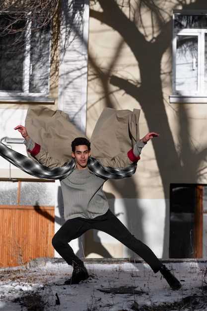 Практикуйте благодарность. Каждый день записывайте три вещи, за которые вы благодарны. Это поможет сместить фокус с негативного на позитивное и укрепит ваше эмоциональное состояние. Чем больше вы замечаете хорошее, тем больше его привлекаете в свою жизнь.