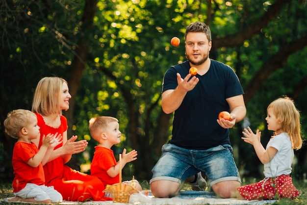 - Так же, как родители говорят своим детям, что любят их одинаково, я стараюсь делать то же самое. Я человек, и не могу уделить идеальную любовь ни мужу, ни детям. Но каждый день я стараюсь дать им все, что могу, в той форме, в которой это им нужно. Я постоянно ищу баланс в отношениях. Конечно, не всегда все получается идеально. Но и до появления детей было не идеально.