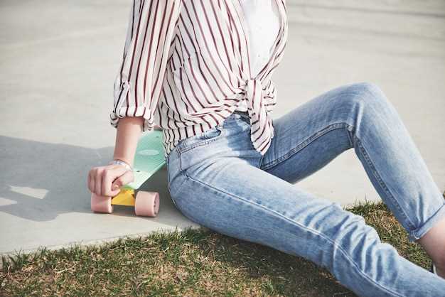 ASOS выделяется большим выбором. Здесь найдете джинсы разных фасонов и стилей, которые подходят для любого случая, обеспечивая отличное сочетание удобства и актуальных модных трендов.