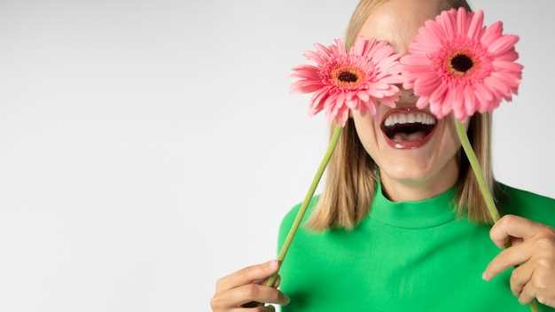 Практикуйте улыбку в зеркале. Станьте перед зеркалом, расслабьтесь и начните улыбаться. Обратите внимание на то, как улыбка меняет ваше выражение лица. Подчеркните искренность, добавляя легкость в глаза и расслабляя мышцы лица.