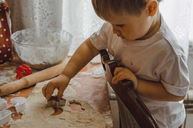 Начинка с грибами: Обжарьте 200 г нарезанных грибов с луком и пряностями. Эта начинка отлично дополнит тесто и добавит насыщенности.