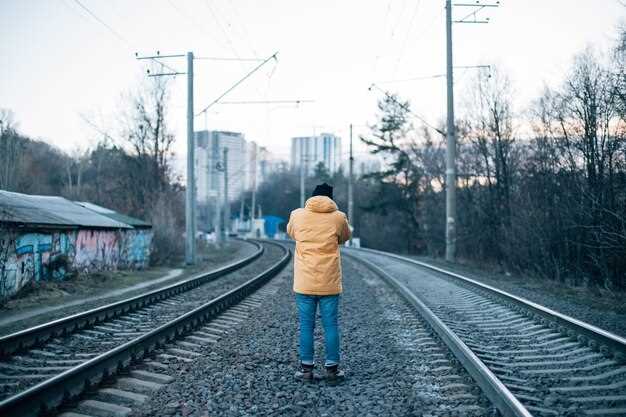 Также мобилизовали мужчин в возрасте 45-50 лет. Начали зачитывать списки призывников: Амирханова Майра, Баталова Асыльбикя, Гатина Райса. Когда прозвучало мое имя, мама и папа воскликнули: «Как Райса, она же еще совсем девочка, ей нет 16». «Через месяц исполнится», — ответил военный начальник. — «Поэтому также попадает на оборонительные работы. А кто будет пытаться скрыться от призыва, тот будет считаться дезертиром и получит срок от 5 до 7 лет». На площади, где проходило собрание, раздался плач. Да, я была еще совсем юной, но хорошо понимала, что с началом войны детство мое закончилось, как и у всех моих сверстниц.