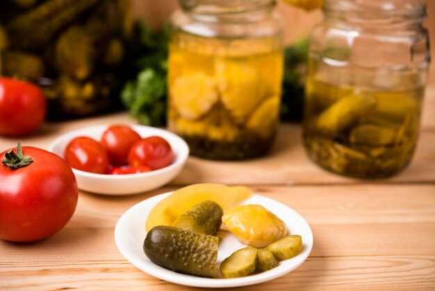 Маринованные огурцы с чесноком и сладким перцем