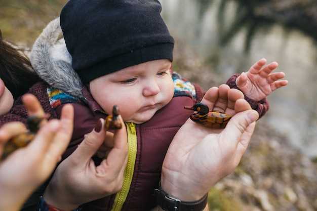 Приглашают всех к столу. Но скоро стемнело, и стало очень холодно. Мы решили с Варей не выходить, и дети принесли в домик несколько порций бесбармака. Какое это замечательное угощение! Варя почти вырывает ложку из рук. Можно подумать, что ее вообще не кормили целый день. Мы съели обе тарелки за считанные минуты. Я жалуюсь на недостаток еды, а потом осознаю, что не просто наелась, а объелась. Такая пища очень сытная!