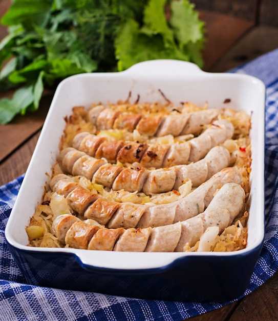 Мясная запеканка из говядины с зеленым луком и тушеной капустой