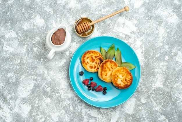 Смешайте любимые ингредиенты, чтобы создать уникальный вкус. Например, сочетание картошки и грибов, или капусты и мяса преобразит ваши пирожки.